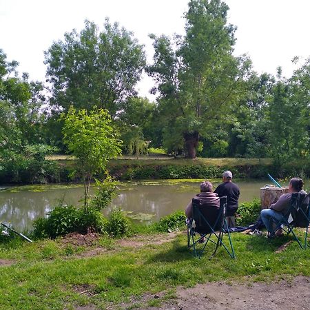 La Ferme Du Marais Poitevin - Roulotte Hotell Benet Eksteriør bilde