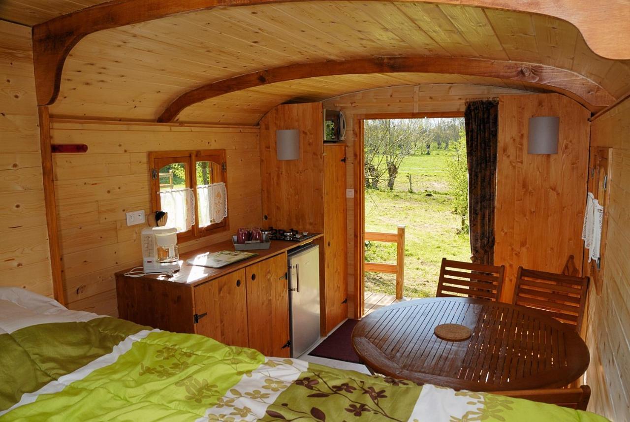 La Ferme Du Marais Poitevin - Roulotte Hotell Benet Eksteriør bilde