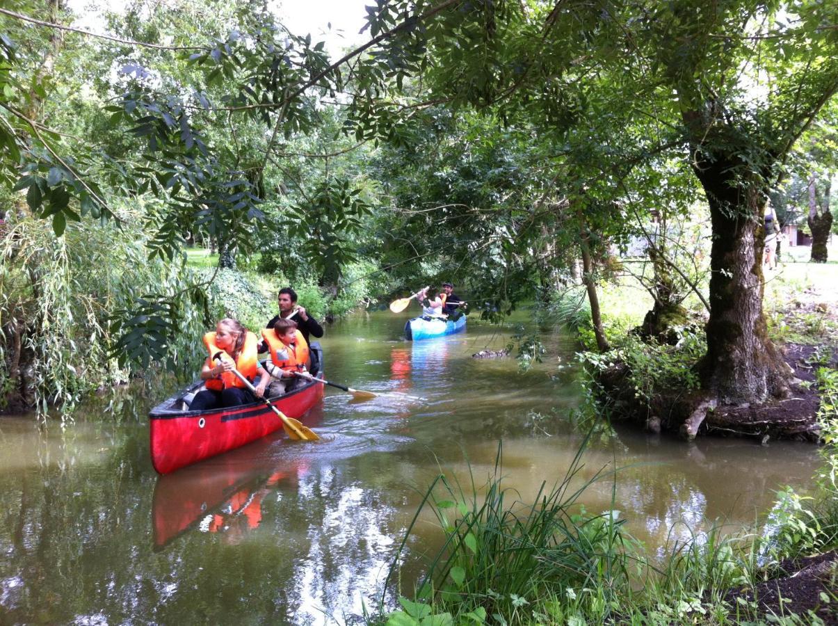 La Ferme Du Marais Poitevin - Roulotte Hotell Benet Eksteriør bilde